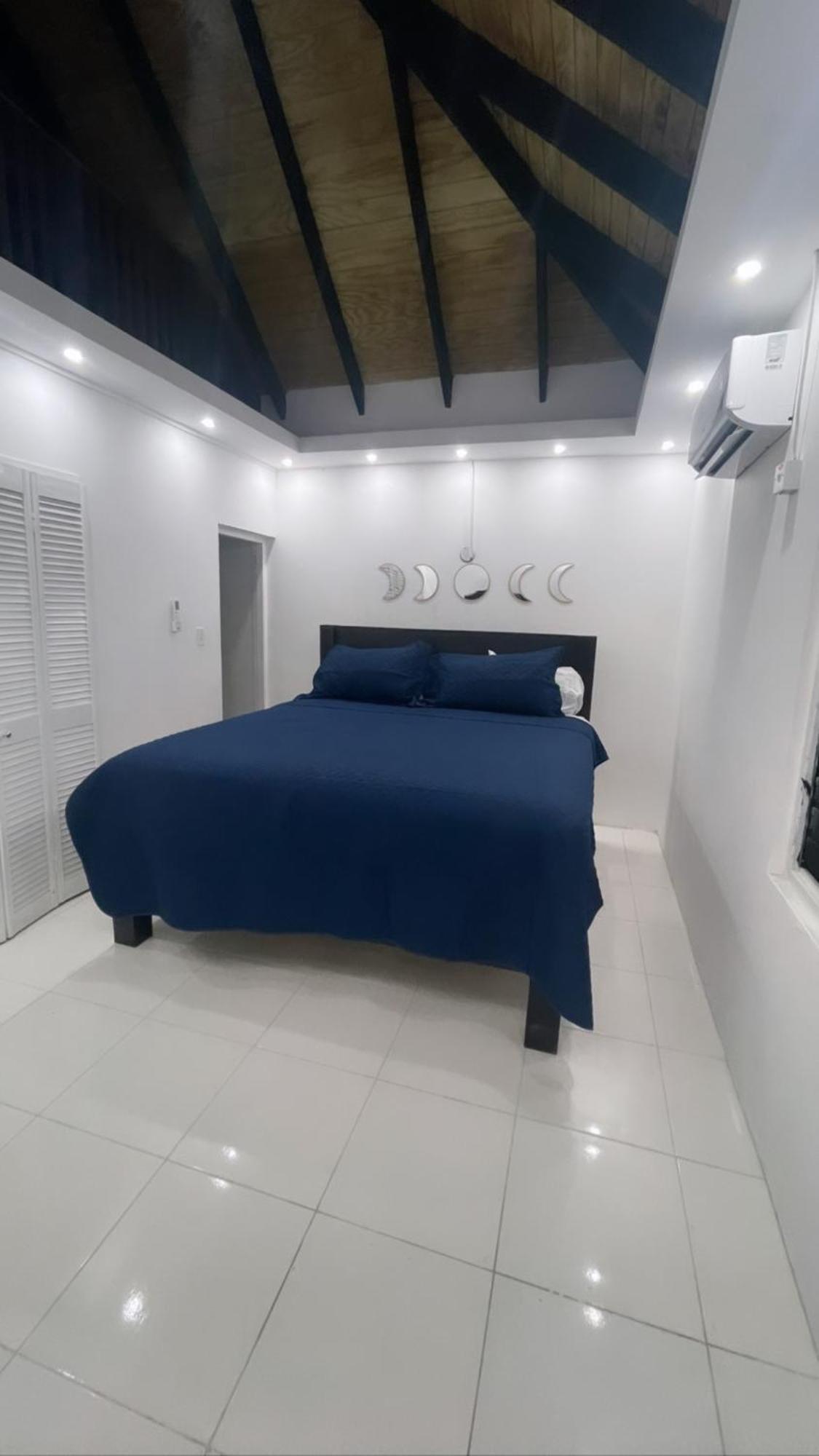 Queens Palace -Montego Bay Airport Suite Exteriör bild